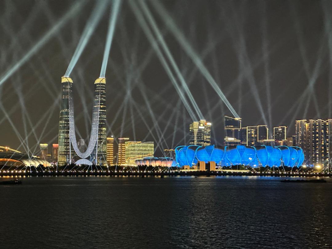 image from AI大战还没打完，酒店航司已经忙着给阿里千问“递投名状”了？