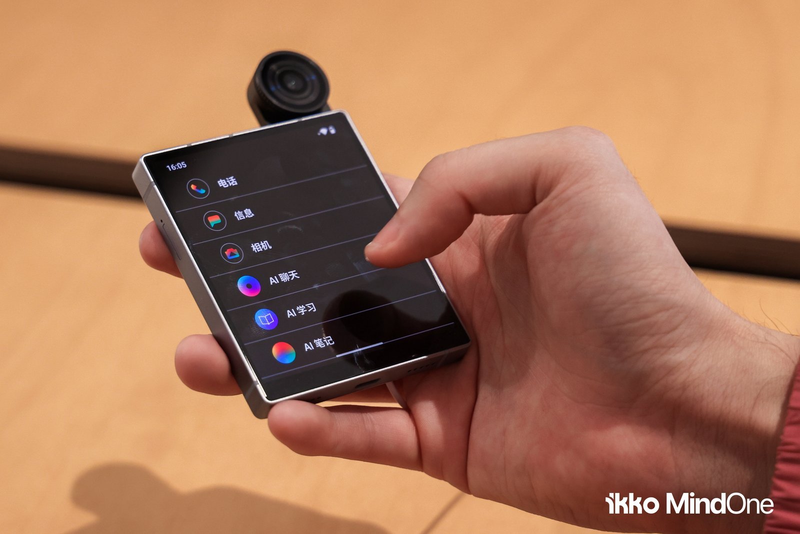 image from 拳打AI Pin，脚踢Rabbit R1？iKKO MindOne这部“半截”手机凭啥敢卖2000块？