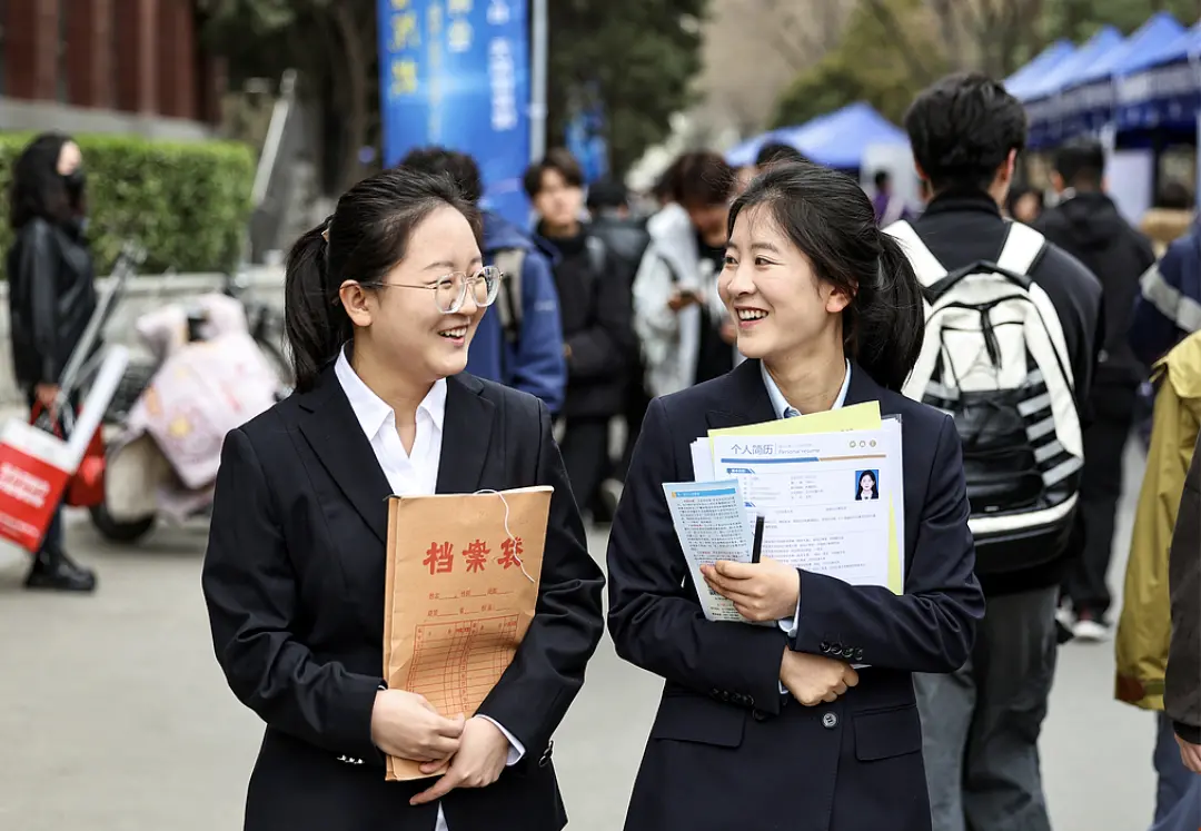 image from 格子衫退后，马面裙进场：AI大厂月薪3万，正疯抢文科生的“灵魂”