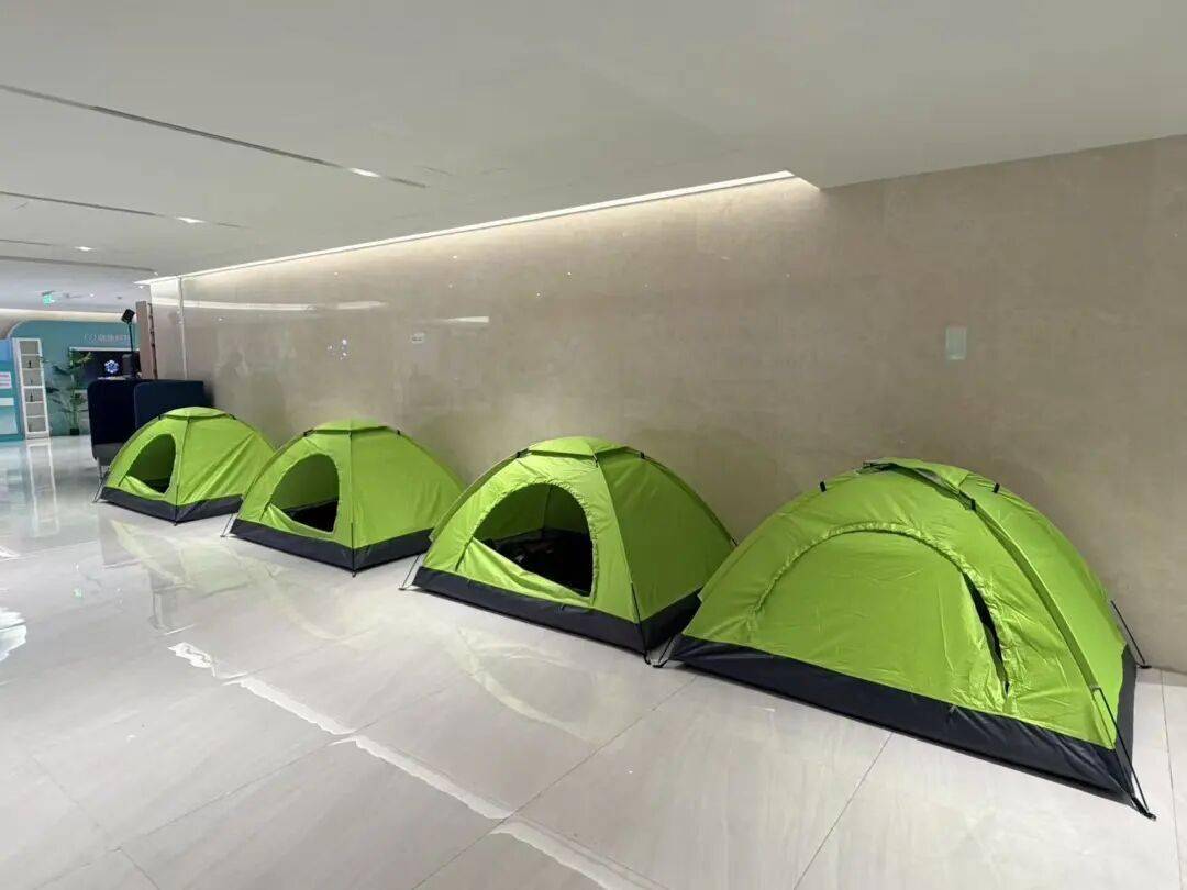 image from 00后在深圳“卷”疯了！72小时教机器人插电源线，还要跟保洁阿姨抢饭碗？